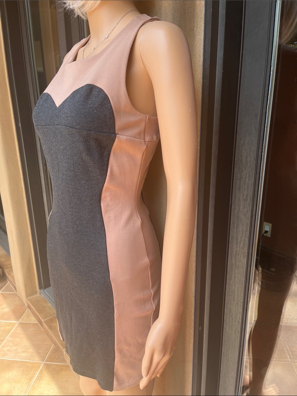 Sexy bodycon sleeveless black and beige dress - Picture 2 of 7